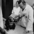 “Ham” fa un controllo prima di diventare il primo scimpanzè nello spazio il 31 gennaio 1961