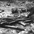 Bambini che giocano con le armi lasciate per le strade di Berlino, 1945
