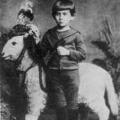 Franz Kafka a 5 anni di fronte al suo cavallo preferito nel 1888.