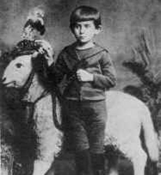 Franz Kafka a 5 anni di fronte al suo cavallo preferito nel 1888.
