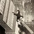 Un uomo in equilibrio su un pezzo di legno sul tetto di un grattacielo, 1939