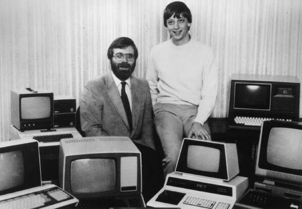 I fondatori di Microsoft, Paul Allen e Bill Gates circondati da personal computer nel 1981
