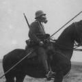 Soldato tedesco a cavallo con la maschera antigas durante la prima Guerra Mondiale