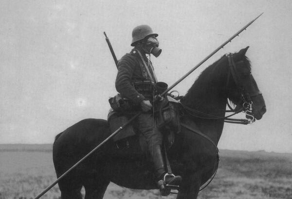 Soldato tedesco a cavallo con la maschera antigas durante la prima Guerra Mondiale