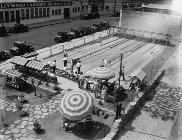 Una pista da bowling all'aperto a Hollywood, California, 1929