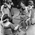 Bambini giocano con indosso delle maschere antigas, 1941