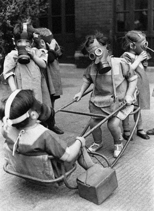 Bambini giocano con indosso delle maschere antigas, 1941
