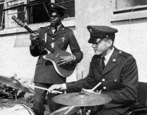 Jimi Hendrix suona la chitarra nell'esercito degli Stati Uniti intorno al 1961