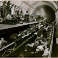 Londinesi cercano riparo durante la seconda guerra mondiale nella stazione metropolitana di Aldwych, aprile 1941