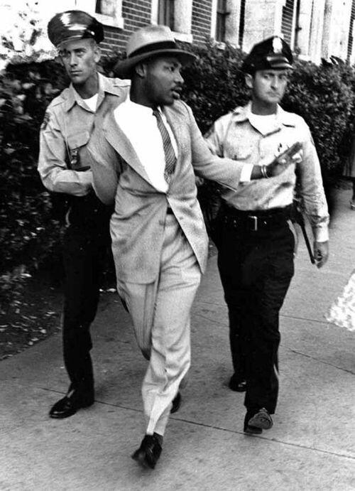 Martin Luther King Jr. arrestato fuori da un'aula di tribunale, 1958