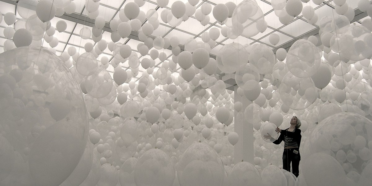 "Scattered Crowd" dell'artista statunitense William Forsythe
