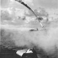 Un aereo giapponese viene abbattuto durante la battaglia di Saipan nel 1944