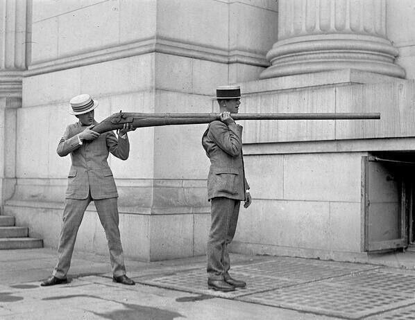Il punt gun: un fucile estremamente grande utilizzato per la caccia alle anatre nel 19 ° secolo e all'inizio del ventesimo