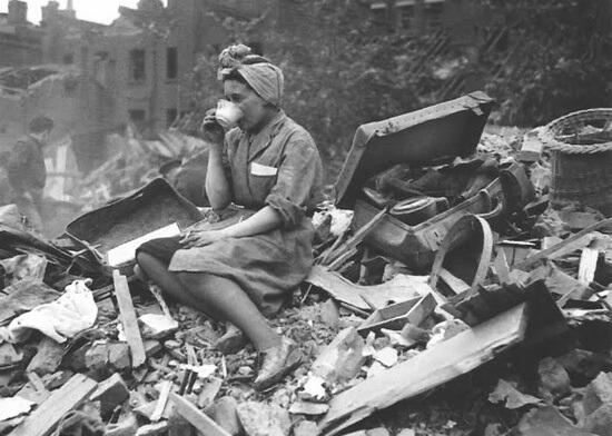 Una donna beve il tè, 1940, all'indomani di un bombardamento tedesco durante il London Blitz