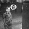 Ragazzo guarda per la prima volta una TV in una finestra negozio di elettrodomestici, 1948