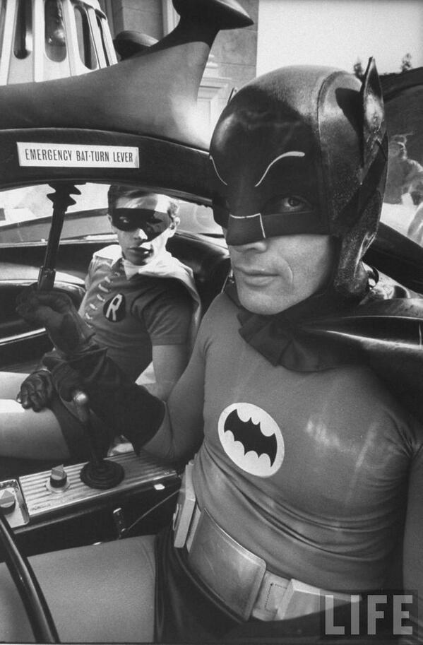 Burt Ward e Adam West fotografati da Yale Joel sul set del film di Batman 1966