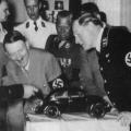 Ferdinand Porsche che mostra un modello della Volkswagen Beetle a Adolf Hitler nel 1935