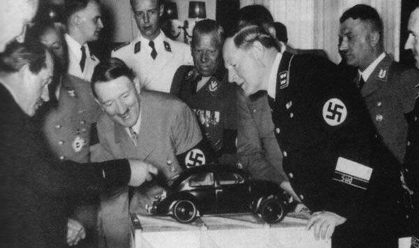 Ferdinand Porsche che mostra un modello della Volkswagen Beetle a Adolf Hitler nel 1935