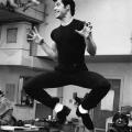 John Travolta sul set di Grease, 1977
