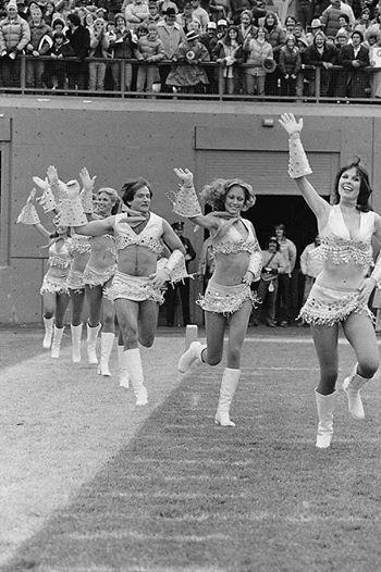 Robin Williams fa da cheerleader per i Denver Broncos 1980