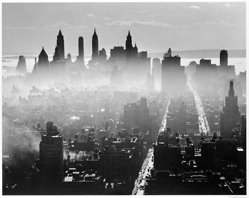 Lo skyline di Manhattan nascente nella nebbia mattutina, 1941 (foto di Andreas Feininger)