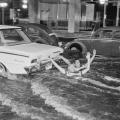 Due americani fanno surf da auto durante una alluvione in Messico, 1967