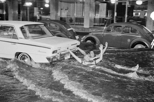 Due americani fanno surf da auto durante una alluvione in Messico, 1967