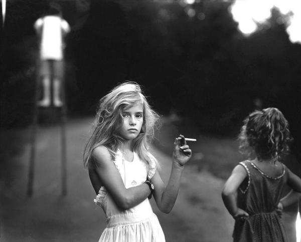 "Candy Cigarette" 1989 (foto di Sally Mann)