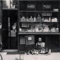 “Il negozio più piccolo di Londra” – un venditore di scarpe con un negozio di scarpe 1,2 metri quadrati, 1900