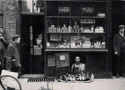 "Il negozio più piccolo di Londra" - un venditore di scarpe con un negozio di scarpe 1,2 metri quadrati, 1900