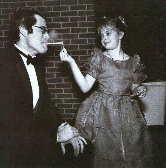 Drew Barrymore a 9 anni accende la sigaretta di Stephen King alla premiere Maine di Firestarter nel 1984