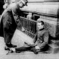 Un veterano della Prima Guerra Mondiale disabile mendica per le strade di Berlino 1923