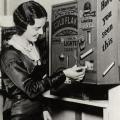 Un distributore automatico che vende sigarette già accese per un centesimo. Inghilterra 1931