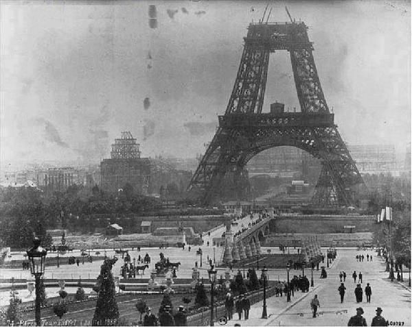 Una foto rara della Torre Eiffel in costruzione nel luglio del 1888