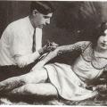 Una donna che viene tatuata, primi del 1900