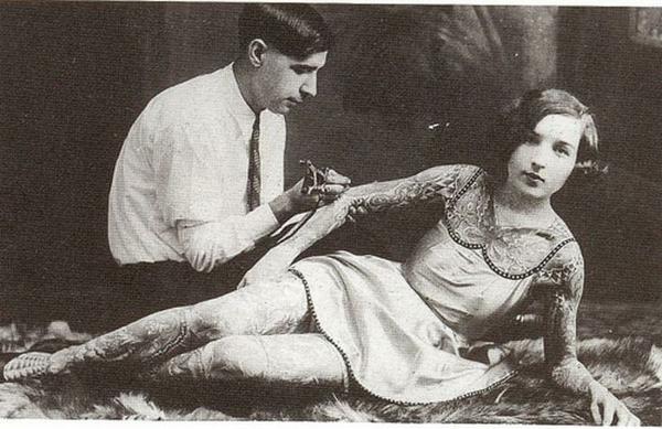 Una donna che viene tatuata, primi del 1900