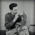 Un giovane Jim Henson lavora al suo primo prototipo di Kermit la rana dei Muppet 1954