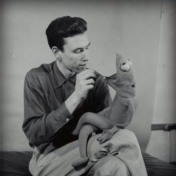 Un giovane Jim Henson lavora al suo primo prototipo di Kermit la rana dei Muppet 1954