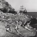 Attrici vestite da sirene in una pausa durante le riprese di Peter Pan. 1924