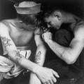 Un marinaio americano tatuato da un compagno di bordo sulla USS New Jersey nel loro cammino verso il Pacifico, dicembre 1944