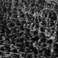 August Landmesser, un tedesco che era fidanzato con una donna ebrea, ha rifiutato di fare il saluto nazista. Amburgo 1936