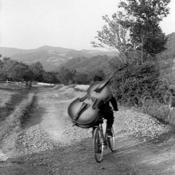 Suonatore di contrabbasso va a suonare ad un festival in un villaggio della Serbia (foto di Henri Cartier-Bresson)