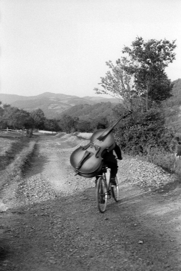 Suonatore di contrabbasso va a suonare ad un festival in un villaggio della Serbia (foto di Henri Cartier-Bresson)