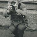 Bambino con macchina fotografica, 1936