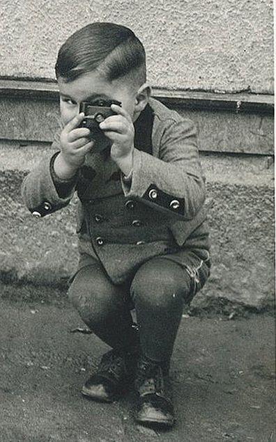 Bambino con macchina fotografica, 1910