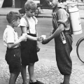 Ragazzo con stand portatile di limonata, Berlino, 1931
