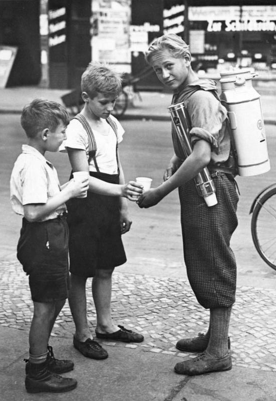 Ragazzo con stand portatile di limonata, Berlino, 1931
