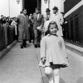 Caroline Kennedy cammina avanti mentre suo padre, JFK, porta la sua bambola. 1 gennaio 1963