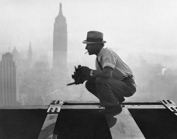 Charles Ebbets mentre realizza la famosissima foto “Lunch atop a Skyscraper”, 1932
