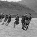 Bambini attraversano il fiume con pulegge per arrivare a scuola nella periferia di Modena, Italia, 1959